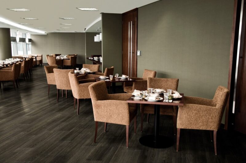 ambientada_hotelaria_bares-e-restaurantes_lvt_ambienta-series_spec_tabaco_regua_24038634_1556892884_3000x2000-800×533